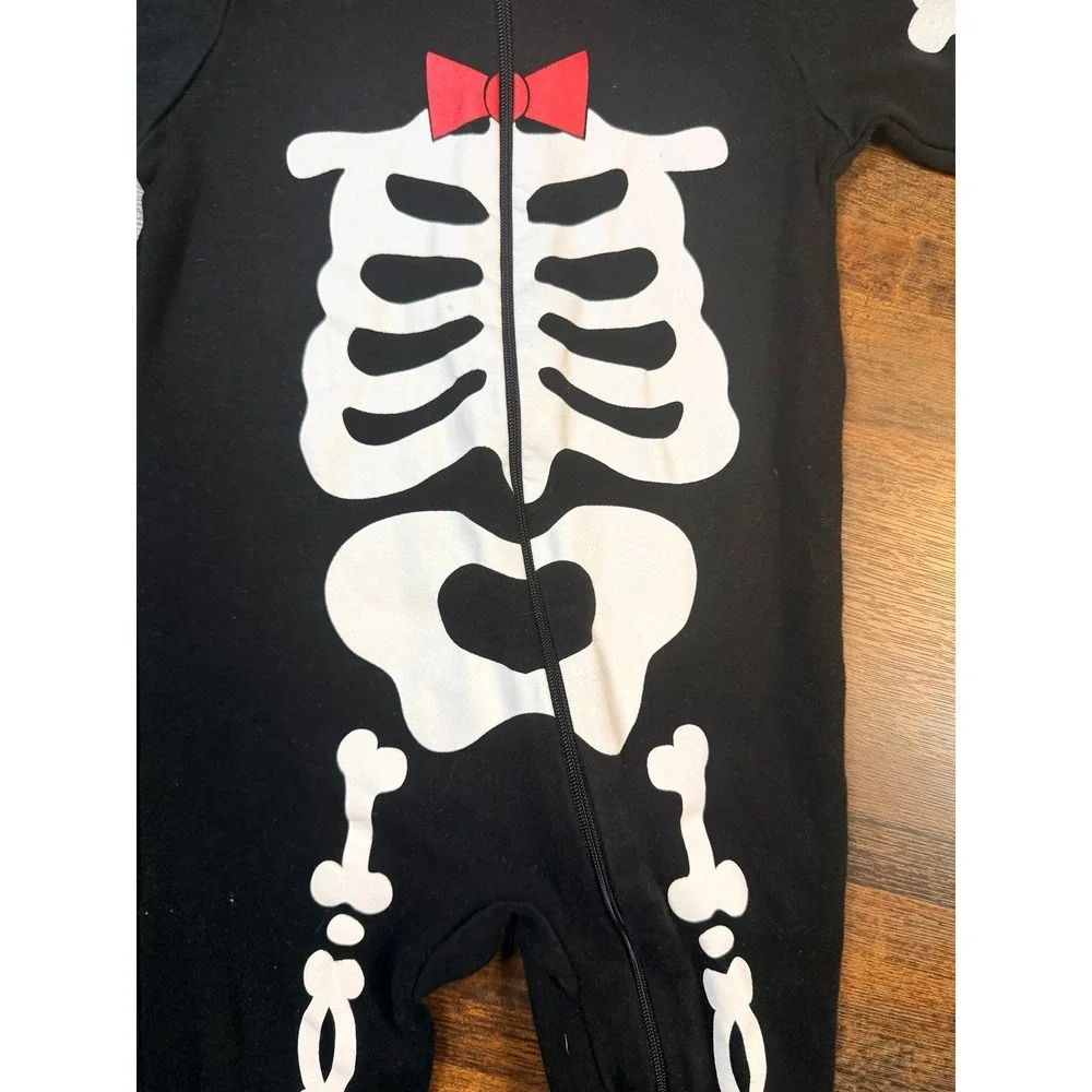 Unisex skeleton zip up sleeper.  Halloween, costume.  Size 3-6 months.